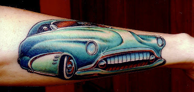 Tatuaje de automovil caricaturizado