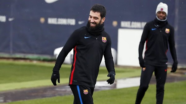 Oficial: FC Barcelona, Arda Turan cedido al Basaksehir