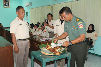 MERIAHKAN HUT KORPRI KE – 46 ASN KODIM SRAGEN POTONG TUMPENG