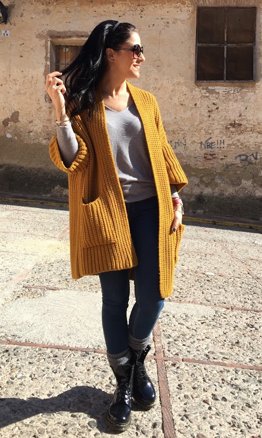 OUTFIT Maxi chaqueta de punto y botas militares de charol Dr. Martens