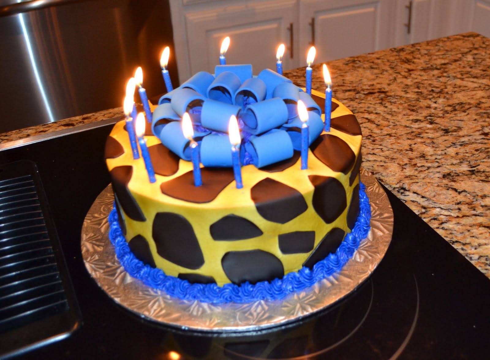 http://2.bp.blogspot.com/-76_JI3HV4iQ/Tjdt4AqBQmI/AAAAAAAAAZU/NOGH0AhnDXM/s1600/cake.jpg