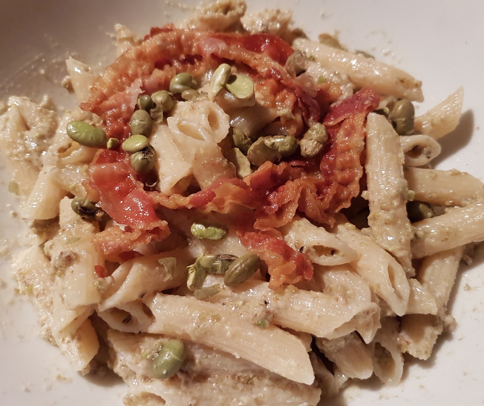 Pane, burro e zucchero Penne agli edamame e noci con pancetta