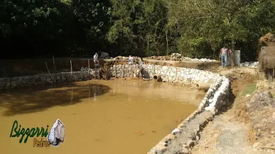 Bizzarri, da Bizzarri Pedras, trabalhando na construção do lago em Cotia-SP onde estamos fazendo o muro de pedra em volta do lago para evitar o assoreamento do lago que esta desbarrancando. 24 de abril de 2017.