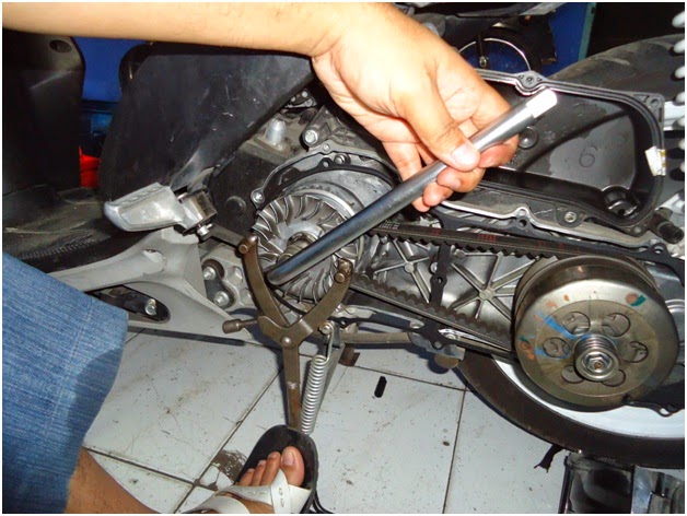 Membongkar dan servis cvt matik injeksi Kursus Mekanik Motor