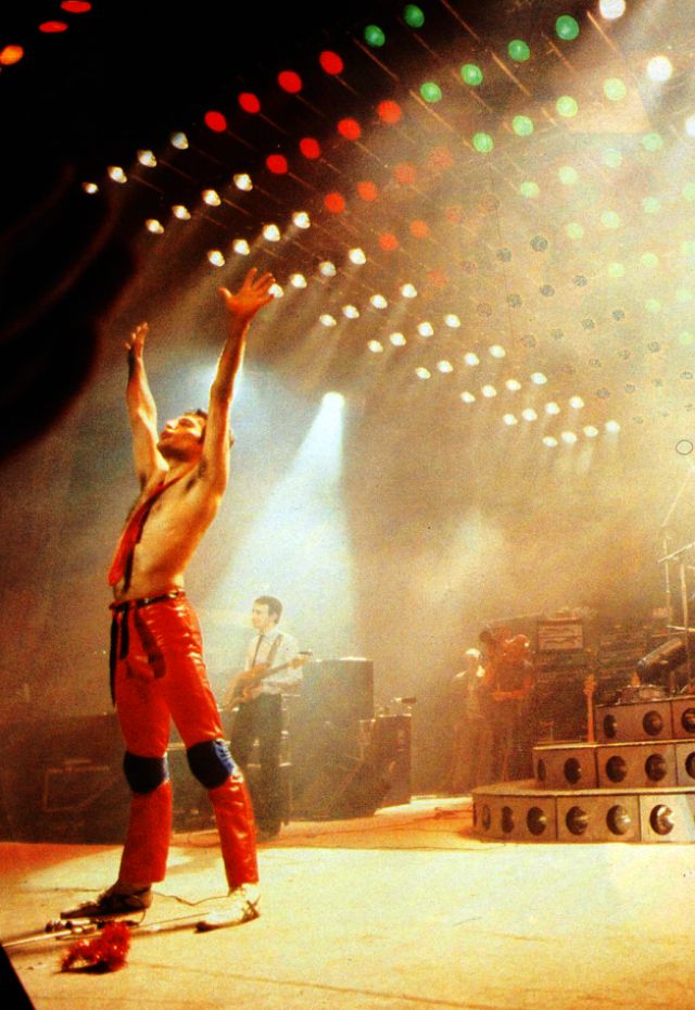 Amazing Photos of Queen Live at the Hammersmith Odeon in London on