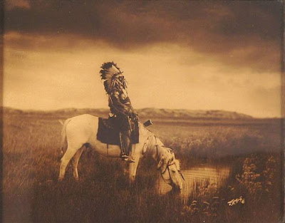 Poema "Yo amo una raza hermosa que nació en América", de Carlos de la Rica. L. Ref: Mercedes Escolano, "Estelas" Col. La piedra que habla, Ed. El toro de Barro, Carlos Morales Ed. PVP: 10 euros Pedidos a: edicioneseltorodebarro@yahoo.es