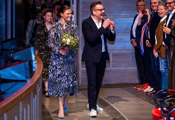 Crown Princess Victoria wore Zadig & Voltaire floral print dress, and Rizzo pumps. Belgian writer Bart Moeyaert.von ALMA award