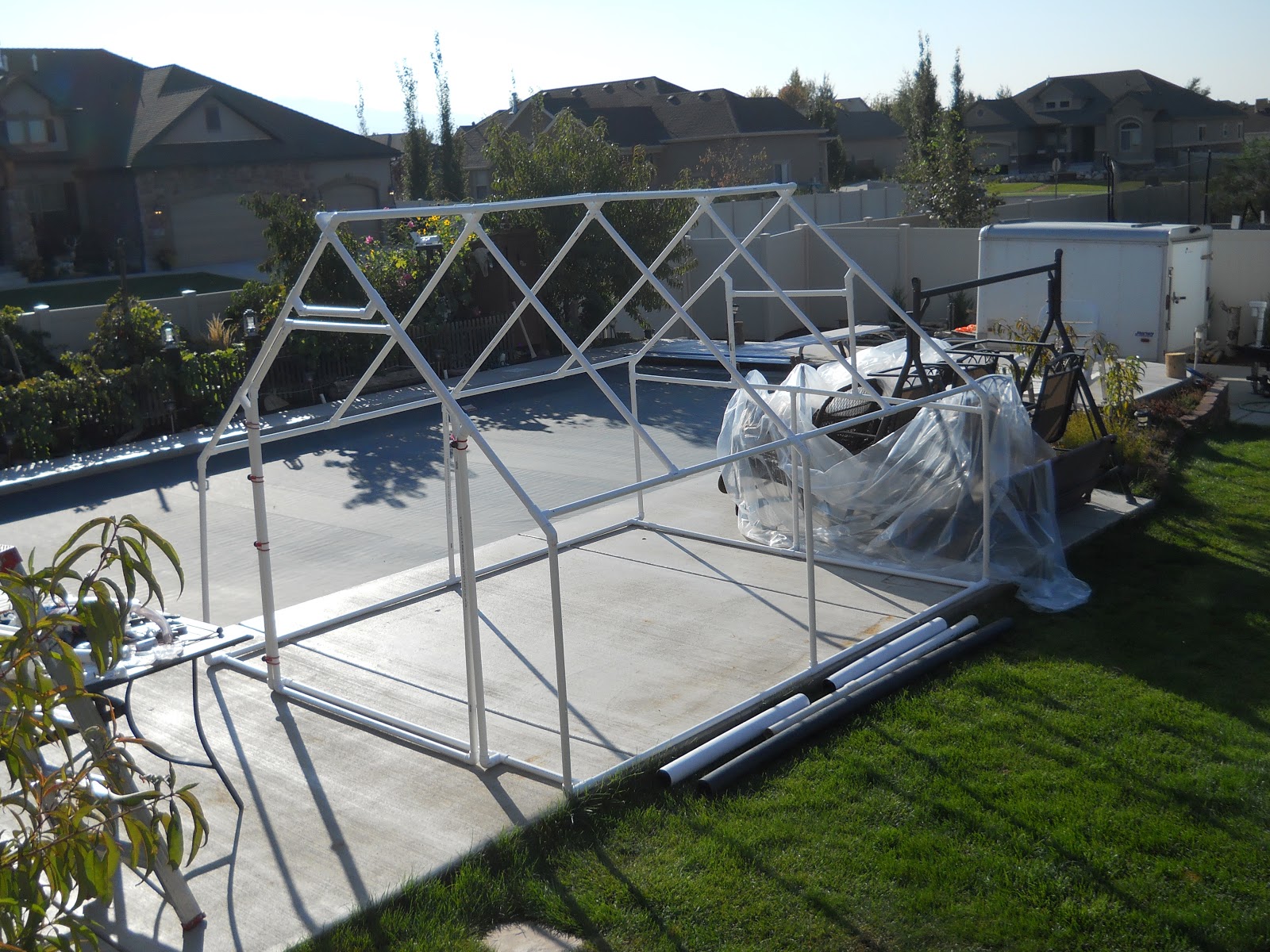 Как сделать каркас из труб пластиковых. Навес из пластиковых труб. Как сделать каркас из труб пластиковых. Парник из труб пвх. Теплица из пластиковых труб.