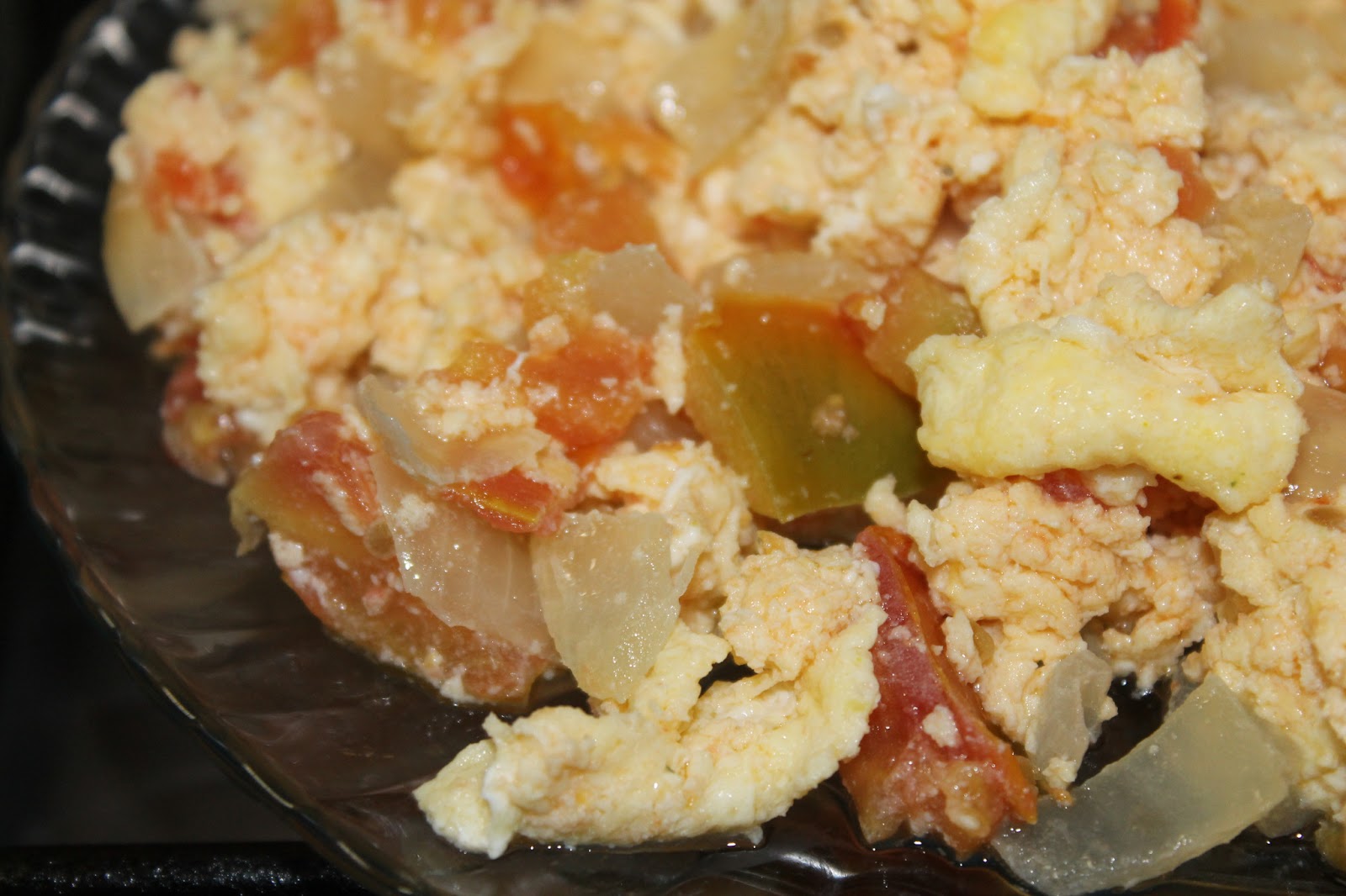 Scrambled Egg with Onion and Tomatoes Mely's kitchen