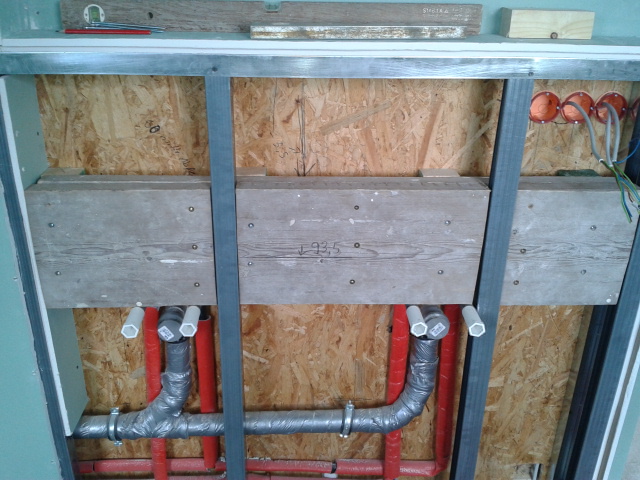 Die Finken bauen: Dämmarbeiten im Heizungsraum