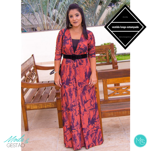 Look confiante: vestido longo estampado com tule