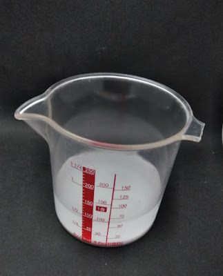 炭酸カリウムに水を加える