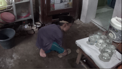MasyaAllah, Meski Berjalan Merangkak Guru Ngaji ini Tetap Mengajar MasyaAllah, Meski Berjalan Merangkak Guru Ngaji ini Tetap Mengajar