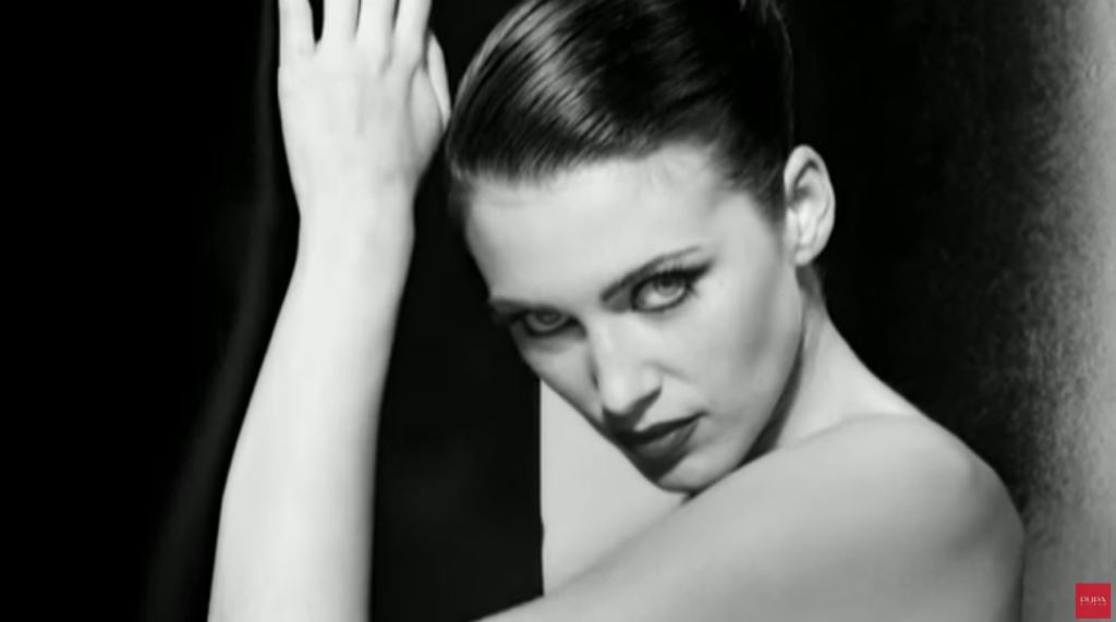 Modella Pupa Milano pubblicità Mascara Vamp - Spot bianco e nero 2016