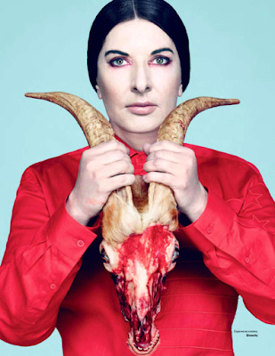 Dans ses performances, Marina Abramovic mettra à l'épreuve ses propres limites physiques et psychiques, avec des objets dangereux et des médicaments. En 1974, elle enroule par exemple un python autour de sa tête comme un turban, et se couche au centre d'une étoile de flammes . Entre 1976 et 1988 elle travaille en duo avec l'artiste Ulay. Ils réalisent ensemble toute une série d'actions : "Les relations works", ou le couple n'a de cesse de questionner les identités sexuelles et les rapports de forces qu'ils sous-tendent au travers de performances en galerie ou dans des espaces publics. Abramovic & Ulay prennent en compte l'espace, le temps et le corps.
