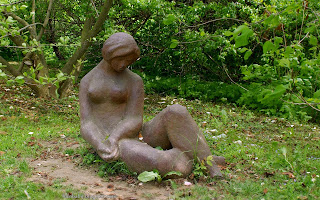 http://fotobabij.blogspot.com/2015/03/rzezba-ogrodowa-naga-kobieta-sculpture.html