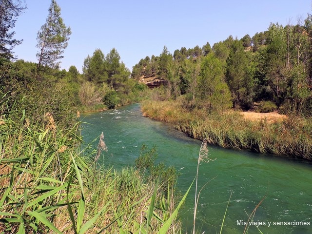 Río Cabriel a su paso por el pueblo de Villatoya (Albacete)