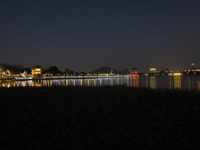 Vista nocturna del lago Lotus de Kaohsiung
