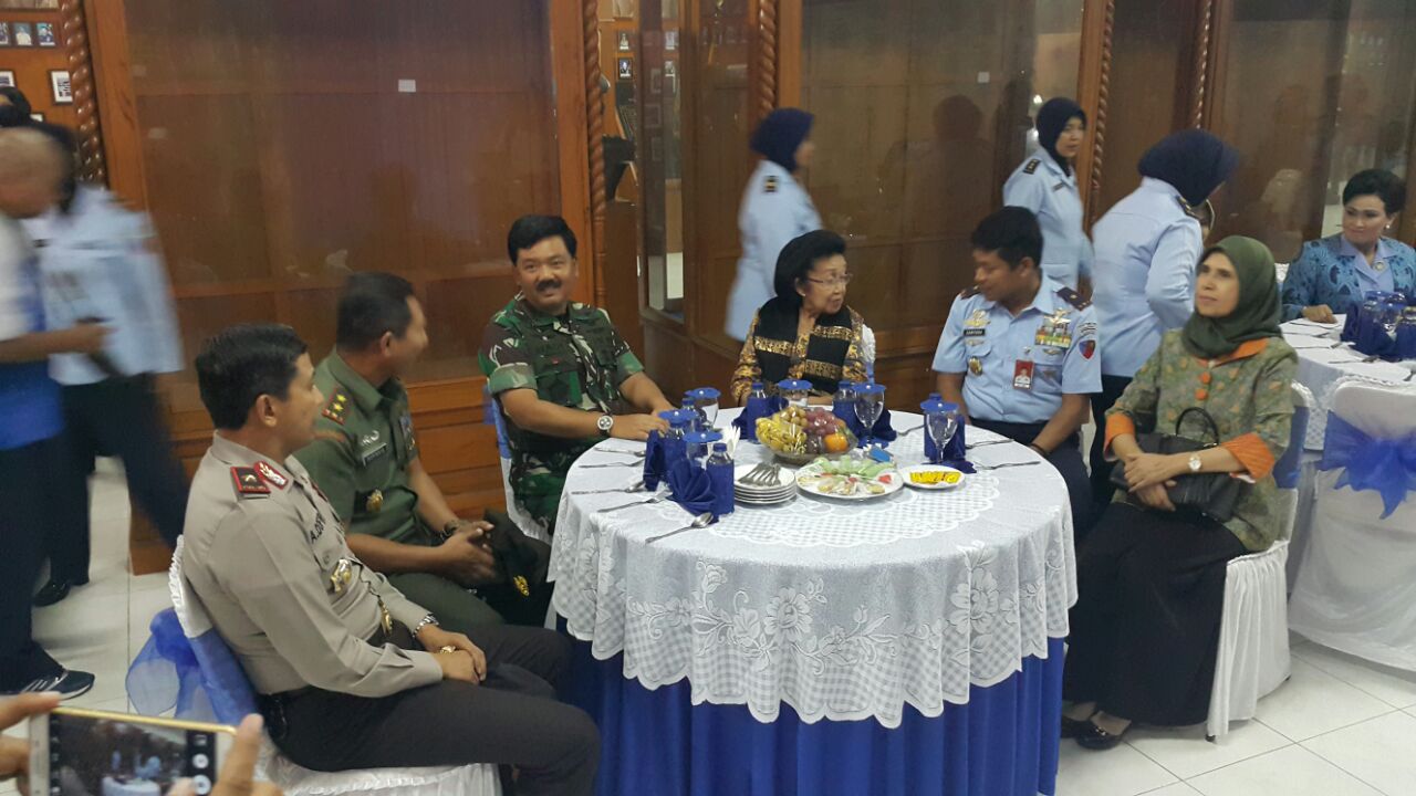 Panglima TNI TNI Hargai Dan Dukung Emansipasi Wanita Lawu Post