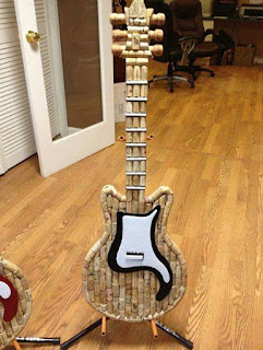 guitarra hecha con corchos de vino reciclados
