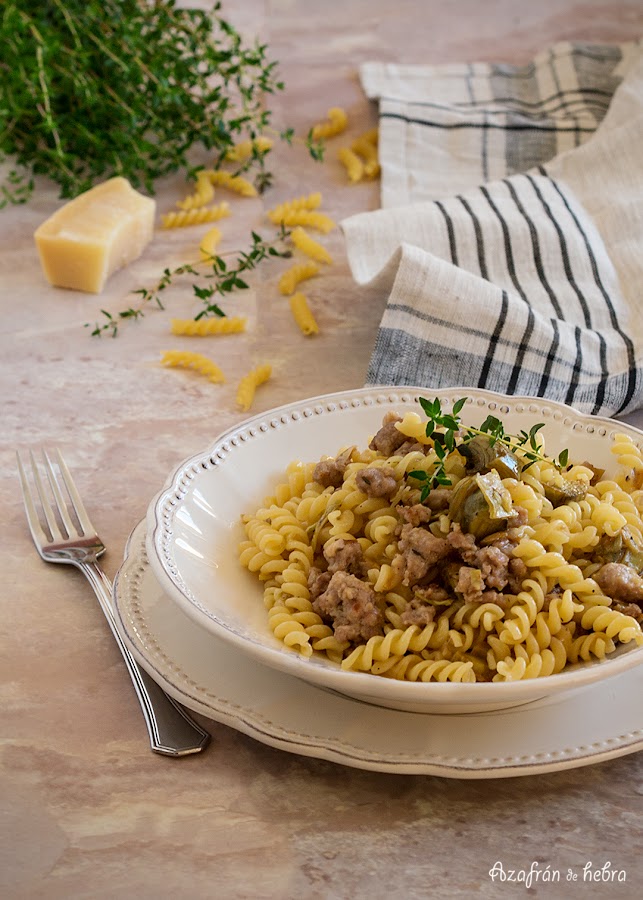 Pasta con alcachofas y salchichas