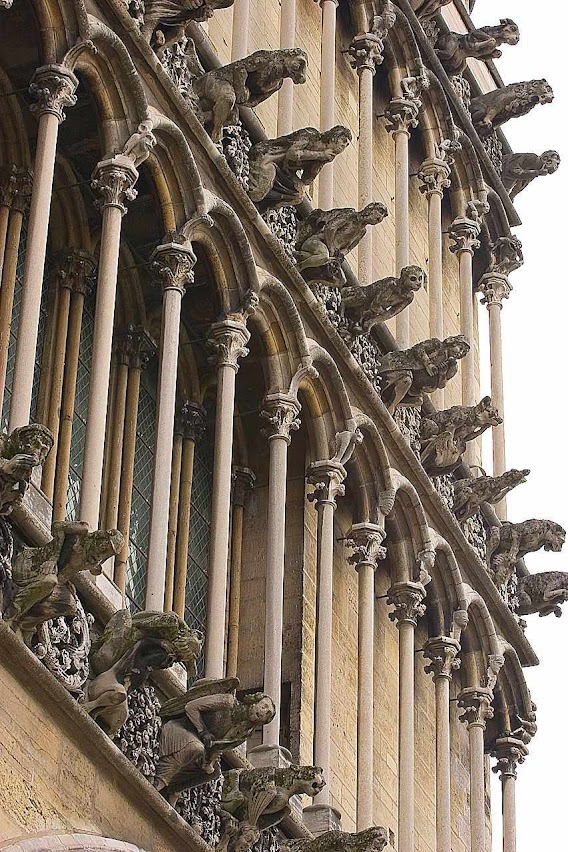 As gárgulas da catedral de Dijon passavam muito frio no Natal