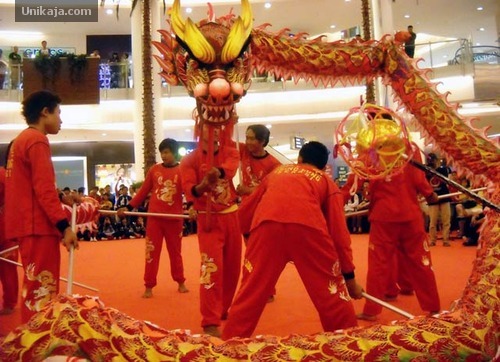 http://notifikasiku.blogspot.com/2012/01/sejarah-tarian-barongsai-dalam-tradisi.html