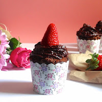 Cupcakes de chocolate com recheio de morango 
