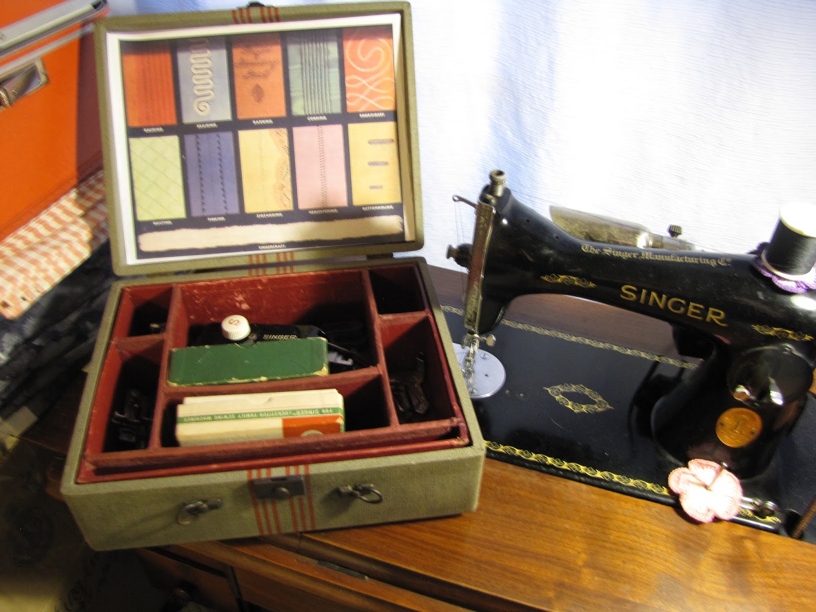 VINTAGE SEWING MACHINE