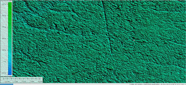 Изображения,  это данные со сканеров рельефа местности, в формате трёхмерных изображений. С лева вертикальная шкала показывает перепады высот, а нижняя горизонтальная шкала масштаб карты. Просматривая данную карту можно установить точный рельеф местности с точностью до нескольких метров. Подобную военную технологию, США используют для исследования дальних планет, даже археологи арендуют у военных подобные сканеры для обнаружения скрытых сооружений. Технология основана на лазерном, лучевом сканировании земли, исключительность данной технологии в том, что сканер проникает между деревьев и другой растительностью до самой поверхности. Так археологи находят скрытые храмы в джунглях Азии, и любые другие аномалии ландшафта искусственного происхождения в мире. Разрешение доступных мне бесплатных изображений со спутника, не позволяет мне рассмотреть в деталях объекты, которые всего несколько метров диаметром, но сканер обнаружил аномальные перепады высоты, на определённых кратеро-образных насыпях сканер показывает сильные перепады высоты до десятков метров. Будь-то луч сканера со спутника, попал в колодец, место с пустотой, эти зоны выделены среди других холмов цветом соответствующей высоты по заданной шкале. Возможно таким-то образом сканер наткнулся на пустоты или небольшие отверстия, которые трудно объяснить природным происхождением. Возможно это «якутские древние котлы» если использовать более детальный сканер, то можно обнаружить их подробную структуру, скрытую в тайге. Так же сканер обнаружил странные прямые линии, похожие на прорезы, внезапно начинающиеся и внезапно заканчивающиеся. Согласно легендам, огненные шары не только вырывали с корнями деревья, но и насквозь таранили скалы и горы, подобным образом и могли образоваться эти странные структуры похожие на линии геоглифы.  Так же сообщается что эти котлы состоят из неизвестного металла, который нельзя поцарапать или отломать кусочек. Подведя итог, можно прийти к выводу, что это некие объекты, созданные технологически развитой цивилизацией. Это не просто куски металла — это некие механизмы. Возвращаясь к теме НЛО, а НЛО в данном случае тесно связаны с этими «металлическими котлами». Если разобрать истории очевидцев, наблюдавших взрыв в Тунгуске то, обнаруживается что, когда в атмосферу над тунгуской вошло некое космическое тело и помчалось к земле, на встречу космическому пришельцу вылетели несколько огненных шаров с земли. Это очень напоминает вылет огненных плазменных шаров в Долине смерти. Когда плазменные шары столкнулись с объектом в небе над тунгуской произошел взрыв очень большой мощности.   Это наводит на мысль о том, что данные металлические котлы и плазменные сферы, вылетающие из них это особенного рода оружие. Предполагаю, что это может быть оружие которое я называю ФАШ энергией , лучевое частотное оружие, оставленное для детей  древними людьми гигантами Асами нашими предками титанического роста.  Данное оружие ФАШ лучей способно не только уничтожать падающие на землю крупные метеоры, но и современную технику нашего века. Человеческому телу, совместившему, приютившему у себя нанитов сумервских спрутов смертельно опасно попадать под периодически возникающие лучи фаш энергии испускаемой из котлованов. Лучи бьют с определённой периодичностью и е6сли в период выхода лучей на поверхность человек оказывается в сфере излучения, то происходит своеобразный прожиг биополя и физического тела человека. Если же тело поражено частично спрутонанитами сумерв, то человек может отделаться злокачественной онкологией или от микроинсультов до микроинсультов. Если тело человека чистое и биологическое поле, его различные многоярусные сферы чисты от нанитов, то нахождение в Луче фаш энергии для такого тела проходит безболезненно и человек насыщается огромной Силой , то есть как бы впитывает энергию Фаш находясь в сфере излучения сколько угодно.  Так Российское космическое агентство сообщает о сбоях в работе электроники космических аппаратов и кораблей, которые пролетают над этим районом Сибири. Думаю, что сбои в работе космических ракет и аппаратов вызывает таинственное энергетическое излучение, исходящее от древних мегалитических структур на земле и энергетических сфер, вылетающих из «якутских котлов».  Так как внутри сооружения расположены лестницы и комнаты, адаптированные под рост человека, могу предположить, что это был некий командный пункт, а сам древний механизм был неким древним средством воздушной обороны. Что-то вроде ПВО, которые мы имеем на вооружении сегодня. Только вместо ракет, из этого древнего оружия, вылетали сферические плазменные энергетические объекты или просто столбы света, внешне напоминающие современные лазеры.  Но оружие функционировало не так, как современная техника, внутри не было найдено никаких механизмов напоминающих современную технологию. За исключением одной детали, один охотник нашел худые тела, одетые в железные костюмы, и у них был один глаз. Возможно, то могли быть некие роботы на подобии тех, что люди изобретают сегодня, или это были тела древних людей, одетых в что-то похожие на современные защитные костюмы скафандры как у астронавтов. Показания старого охотника- Эве́нка, который, побывав в Долине Смерти, рассказывал, что в районе междуречья Нюргун Боотур (что означает «Славный богатырь») и Атарадак (что означает «Шибко большая трёхгранная железная острога») находится металлическая нора, в которой лежат промерзшие насквозь «шибко худые, черные одноглазые люди в железных одеждах».  Не далеко от долины смерти находится не менее загадочное сооружение, которое еще можно увидеть.  И называется этот объект «Патомский кратер». Патомский кратер, представляет собой кольцевую структуру центрального типа с насыпным конусом, сложенным известняками и другими горными породами. Он сформировался около нескольких столетий назад. Высота около 40 м, диаметр по гребню — 76 м. Конус увенчивается плоской вершиной, которая представляет собой кольцевой вал.  В центре воронки горка высотой до 12 м. Это сооружение не природного характера, это явно искусственное сооружение. Объект сложен из каменных блоков весом несколько тон каждый. Древние люди не могли его построить, даже современной технике создать подобное в этой непроходимой местности будет невозможно. Среди местного населения носит название «Гнездо огненного орла» Может ли это означать что тут тоже видели НЛО в виде плазменных светящихся сфер. Конечно могли наблюдать Каменное сооружение формой похоже на металлические объекты в Долине смерти Якутии. Возможно, это каменное сооружение было создано древними технологиями при помощи энергетического воздействия. Воздействия луча мыслеформы особенной частоты, мысли особенного ритма.