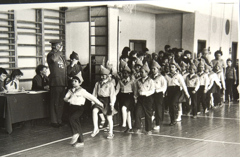 Школа номер 80. Школьники 80ые. Школа в 80ые. Урок физкультуры в Измайловской школе 1962 года. Архивные фото школ.