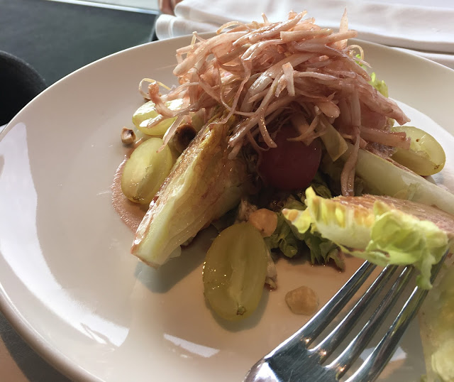 Ensalada de crispilla, cogolos y endivias. Restaurante del museo de la Universidad de Navarra.