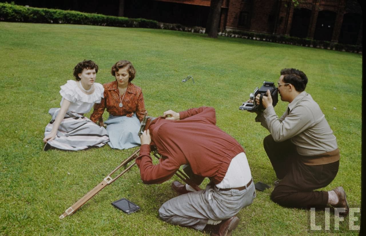 Interesting Color Photographs Capture Daily Life of