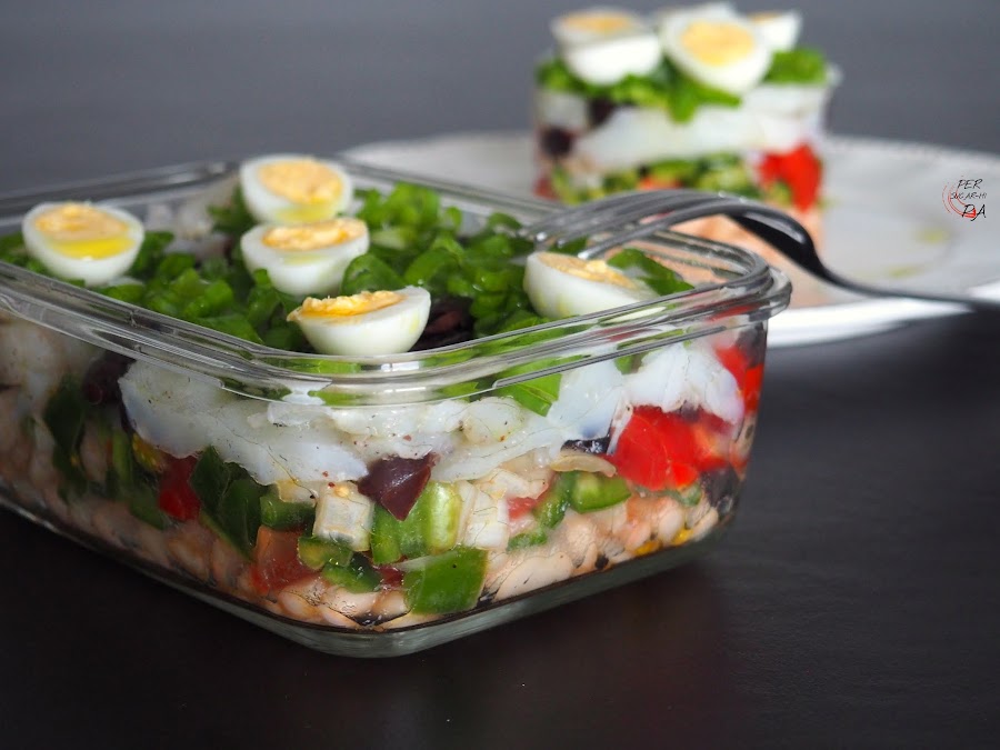 Empedrat, ensalada a base de judías del ganxet cocidas y bacalao desalado y desmigado, que se acompaña de tomate, pimiento verde, cebolla y huevo duro y se aliña con aceite, sal y pimienta.