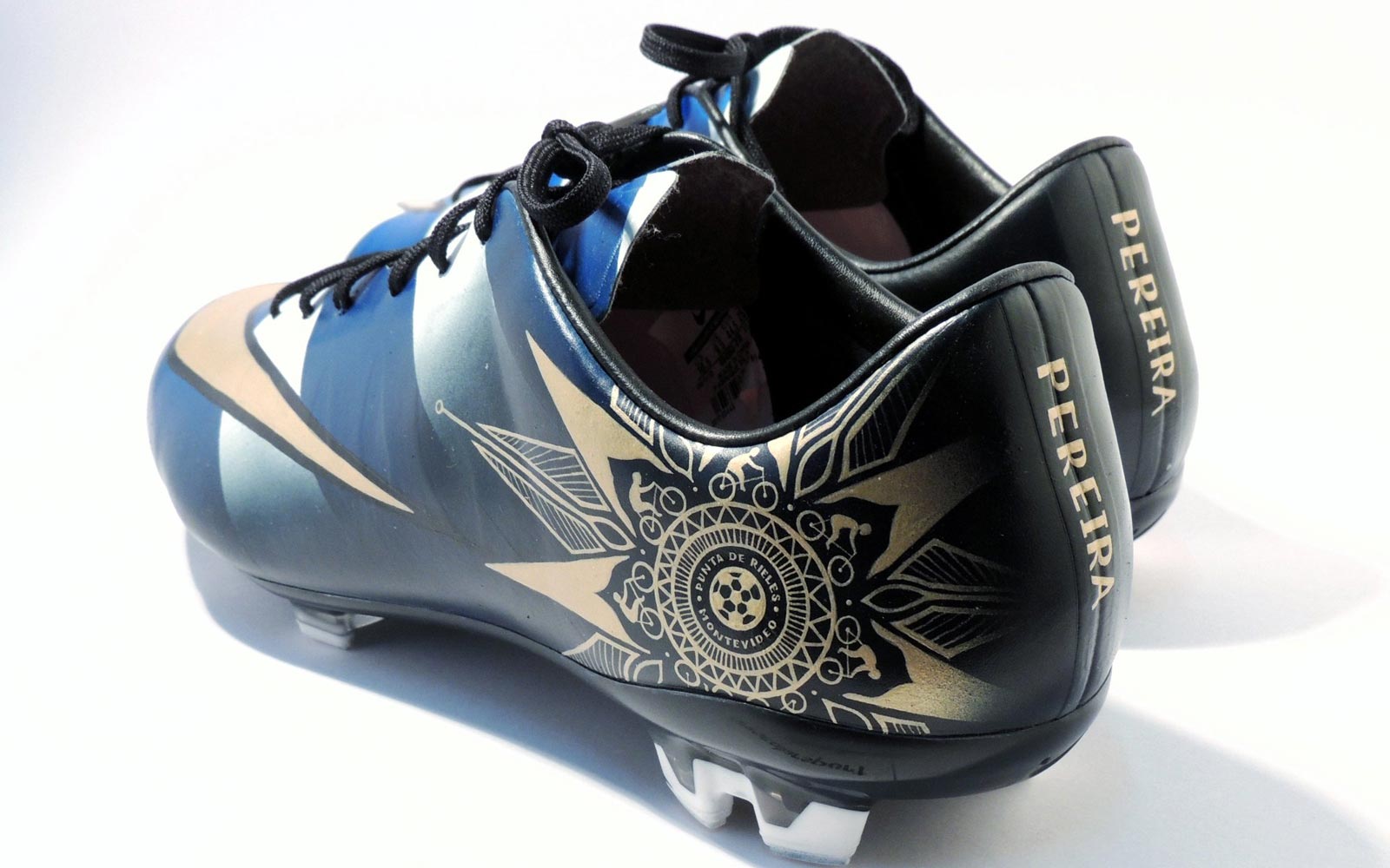 [Imagen: closer-look-alvaro-pereiras-custom-nike-...apor-4.jpg]