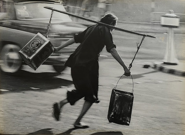 Foto: Yau Leung - "Risking Her Life To Get Water (Sham Shui Po)", 1963. Foto: Yau Leung - "Risking Her Life To Get Water (Sham Shui Po)", 1963. // imagenes chidas, historicas, bellas, old hong kong antiguo, blanco y negro, cool pictures, vintage photos.