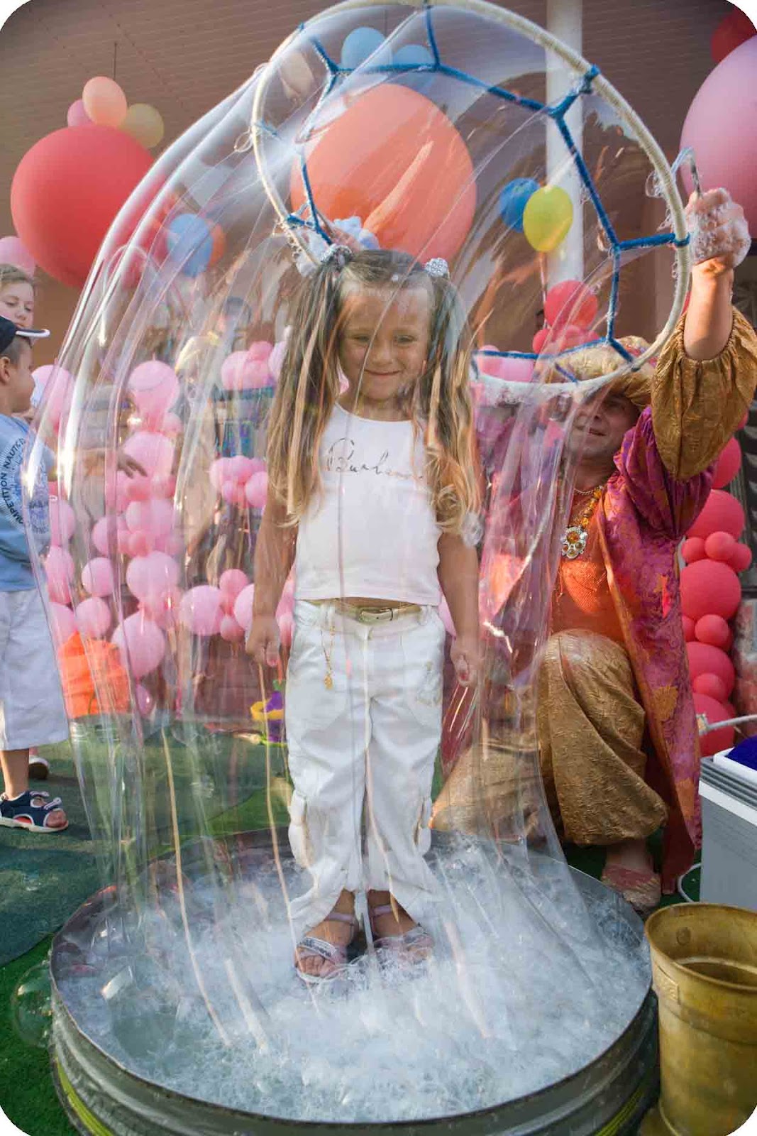 Мыльные шоу на день рождения. Шоу мыльных пузырей. Шоу гигантских мыльных пузырей. Шоу мыльных пузырей для детей. Гигантские мыльные пузыри.