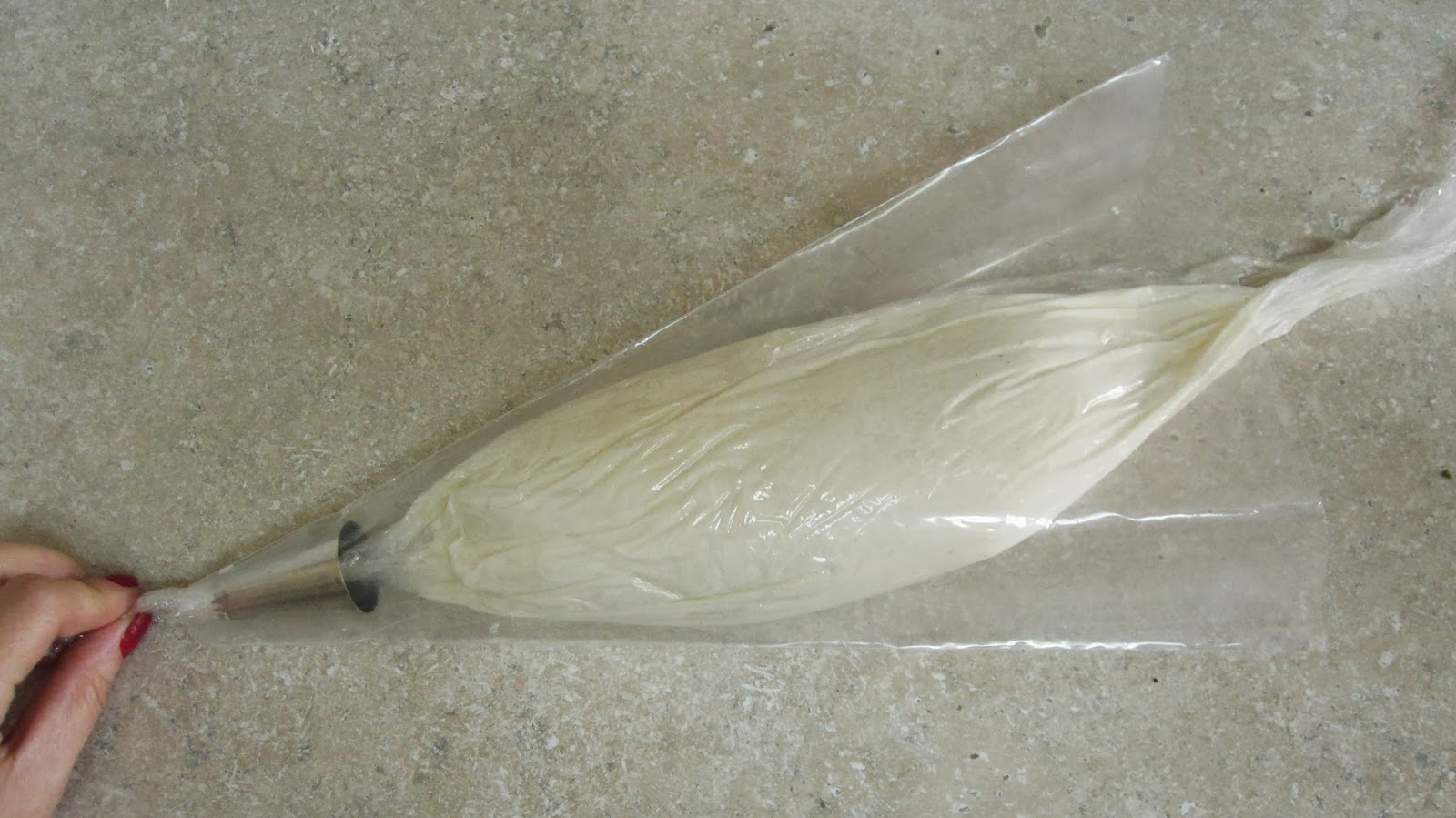 {VIDEO} Saran Wrap Trick Filling A Piping Bag With Frosting Cupcakes