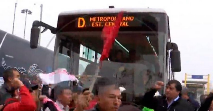 Maestros del SUTEP toman y bloquean vía del Metropolitano en la estación de Caquetá Maestros del SUTEP toman y bloquean vía del Metropolitano en la estación de Caquetá