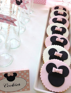 Biscuti decorativi pentru botez tematic Minnie Mouse, cu cap negru si fundita roz