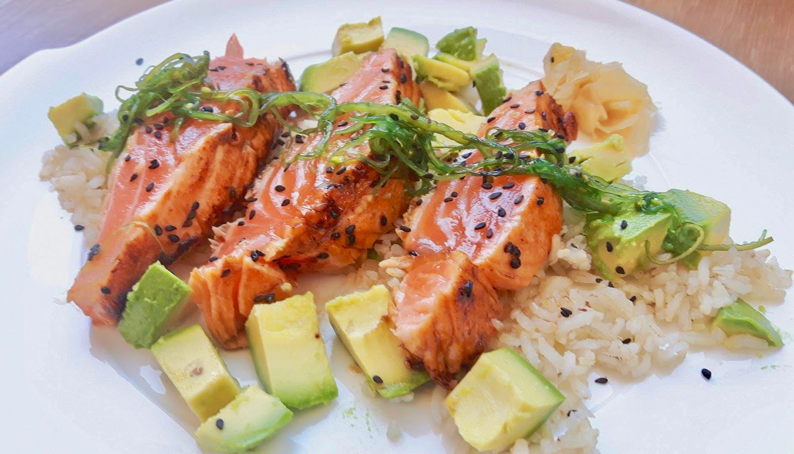 Oriental salmon, avocado, seaweed