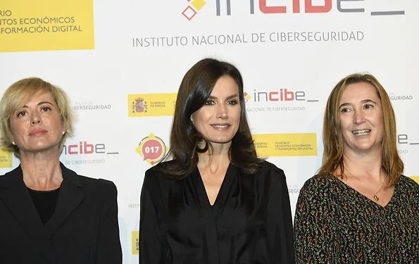 Queen Letizia wore a pointed check wool skirt by Massimo Dutti. On the International Safe Internet Day. Cybersecurity Institute