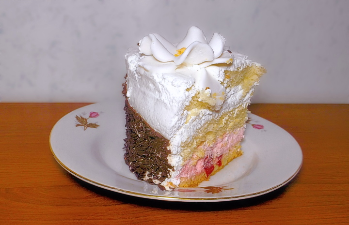 Słodkie życie - kawałek tortu na talerzyku