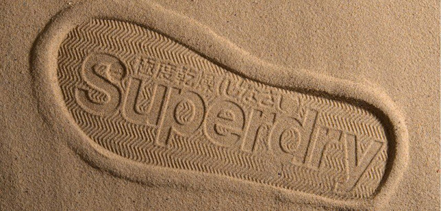 Logo de Superdry impreso en la arena