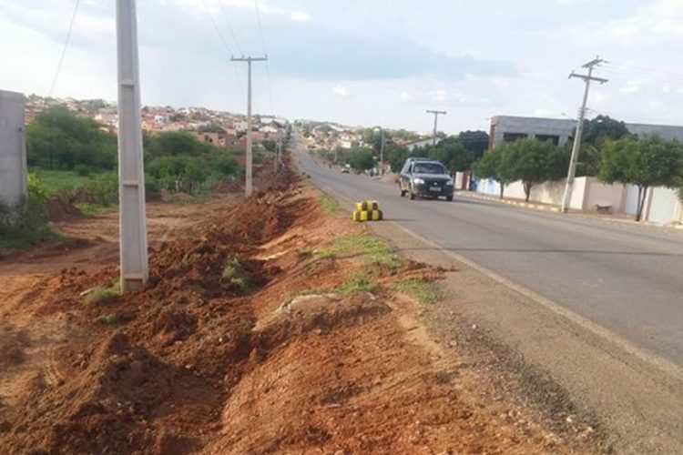 Roda de carro se solta e provoca capotamento na rodovia BA-152 próximo ao Distrito de Caraíbas Roda de carro se solta e provoca capotamento na rodovia BA-152 próximo ao Distrito de Caraíbas