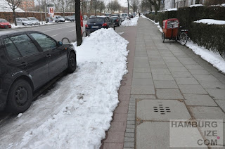 © hamburgize.com / Stefan Warda - "Geräumter Radweg" Fake-Winterdienst: "Geräumter Radweg" Barmbeker Straße
