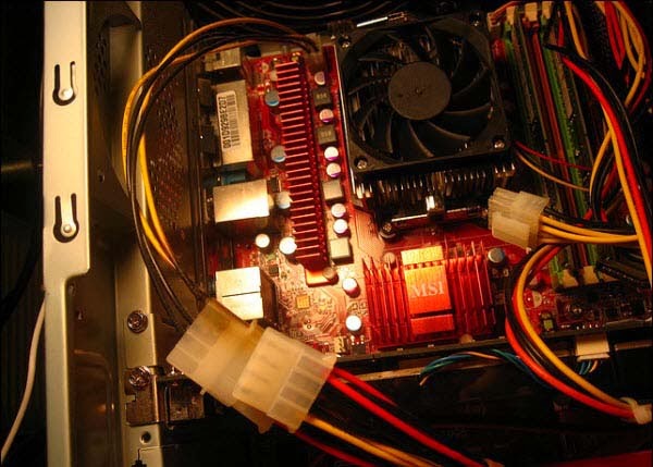 السوائل الحاسب جهاز انسكاب يؤدي ارتفاع مما على يسبب إلى تلفها الحاسب قطع حرارة يمكن انتقال