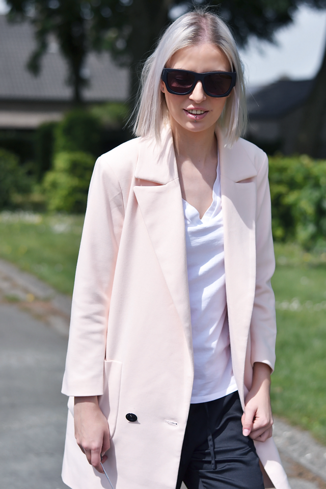 Belgian fashion blogger: Only, pastel coat, blazer, oversized, v neck, white t-shirt, silk pants, trousers, h&m trend, joggers, reebok classic, sneakers white, oldskool, outfit , street style, spring inspiration, trends, alexander wang, x h&m sunglasses