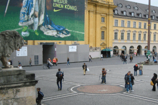 GIF: Hitler Odeonsplatz 1914