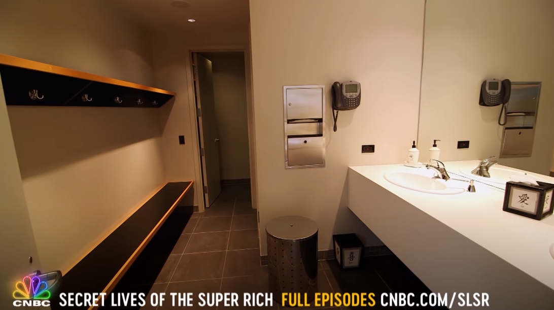 66 Interior Design Photos vs. Michael Jordan's Chicago & Bel Air Mega-Mansions Tour | Secret Lives of The Super Rich